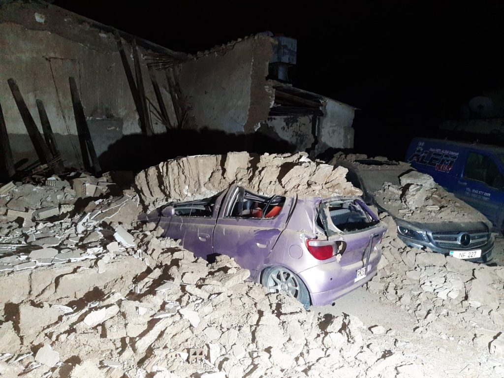 Minareliköy’de kerpiç bina yıkıldı, iki araç hasar gördü