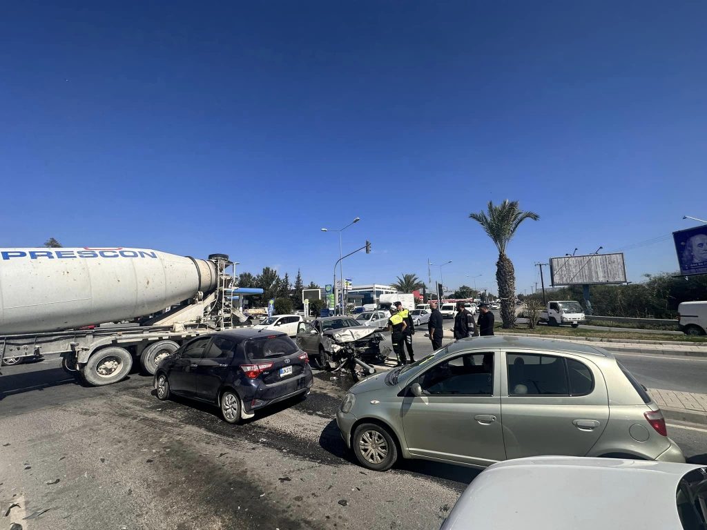 Trafik ışıkları ve levhalarına uymayan sürücüler kazaya neden oldu… 2 yaralı.