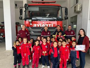 Güzelyurt Barış İlkokulu öğrencileri Güzelyurt İtfaiye Şubesi’ni ziyaret etti