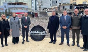 Başbakan Üstel, İsias Otel enkazına siyah çelenk bıraktı:’İnanıyorum ki, adil bir yargılama sonucunda, suçlular hak ettikleri ibretlik cezaları alacak’