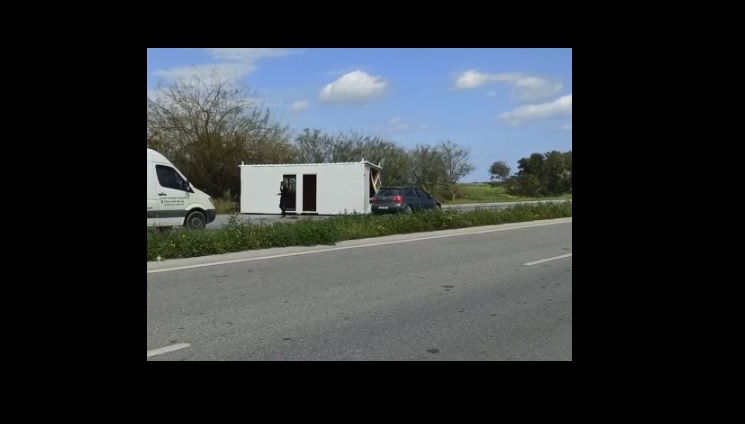 Lefkoşa-Gazimağusa anayolu üzerinde tır üzerinden yola düşen konteyner, polisin emniyet tedbirleri sonrasında olay yerinden kaldırıldı