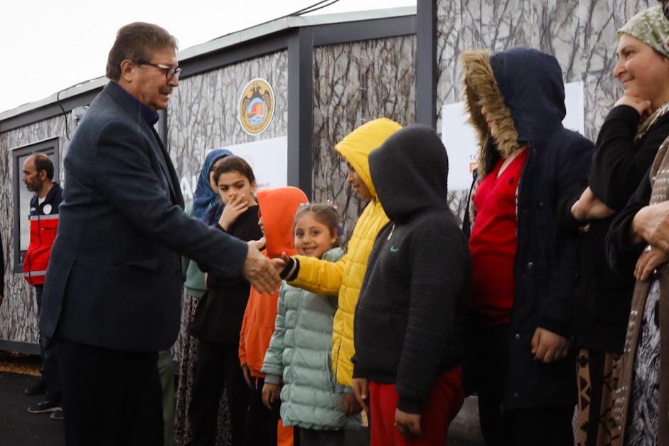 Üstel, Hatay’da kurulan konteyner kenti ziyaret etti
