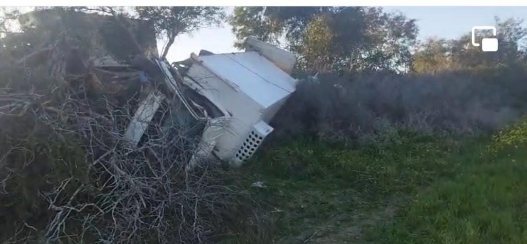 Girne- Lefkoşa ana yolunda sürücüsünün direksiyon hakimiyetini kaybettiği kamyonet devrildi… Mehmet Kırat yaralandı