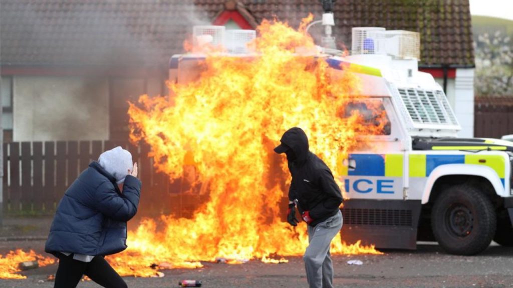 Biden’ın Kuzey İrlanda ziyareti öncesi polis aracına molotoflu saldırı düzenlendi