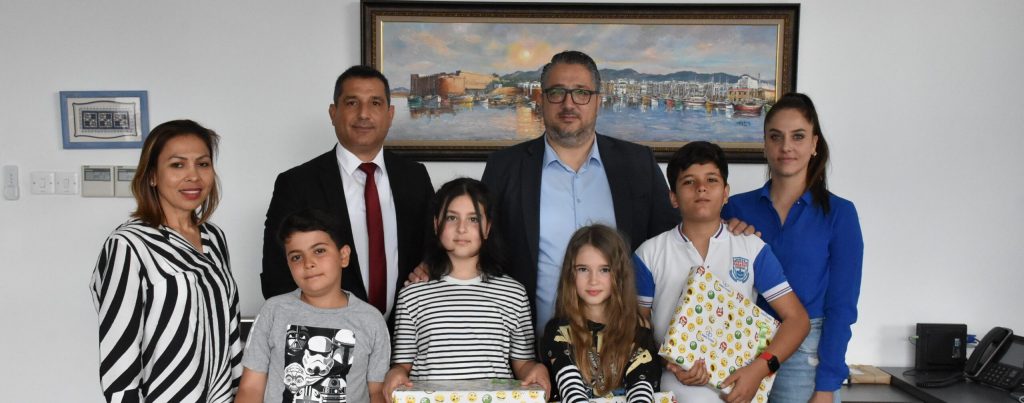 Girne Belediye Başkanı Şenkul, makamını çocuklara devretti