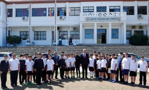 Cumhurbaşkanı Tatar, okul ziyaretleri kapsamında  Lapta Yavuzlar Lisesi öğrencileri ile bir araya geldi