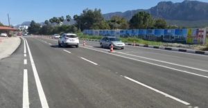 Girne-Alsancak 2’nci etap yol yapımına trafik levhalarının montajı ile devam ediliyor