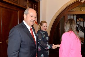 Cumhurbaşkanı Ersin Tatar ve eşi Sibel Tatar, Cumhurbaşkanlığı personeliyle bayramlaştı