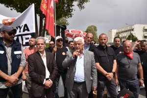 Kıbrıs Türk Elektrik Kurumu Çalışanları Sendikası Meclis önünde eylem yaptı