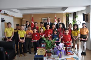 Özçınar, görevini öğrencilere devretti