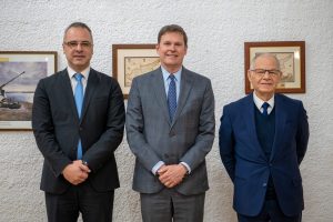 Stewart Olgun ve Menelau’yla görüştü