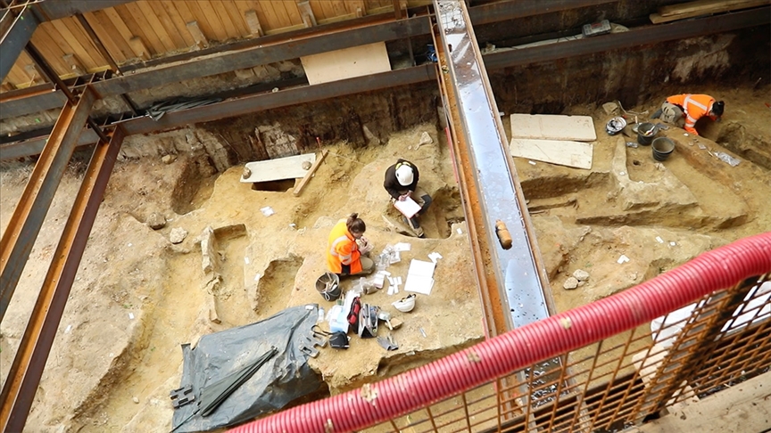 Paris’te antik 50 mezar bulundu