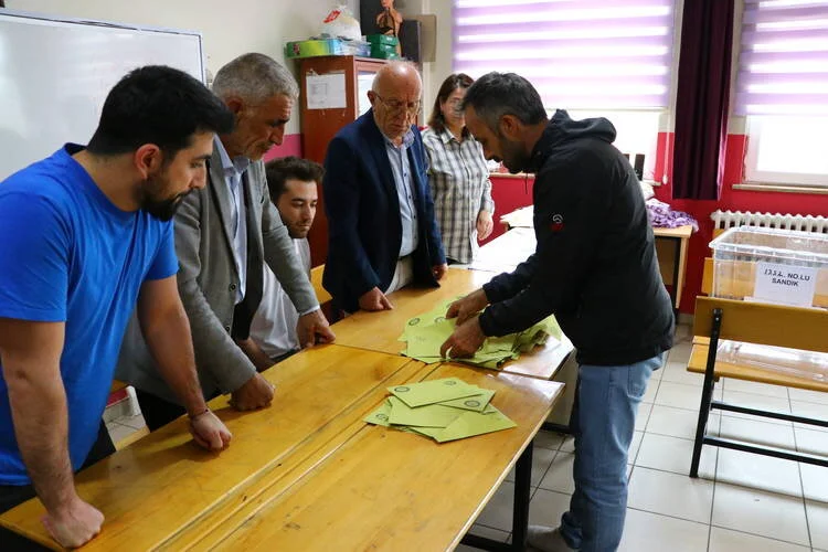 Adayların oy kullandığı sandıklarda en çok oy kendilerine çıktı
