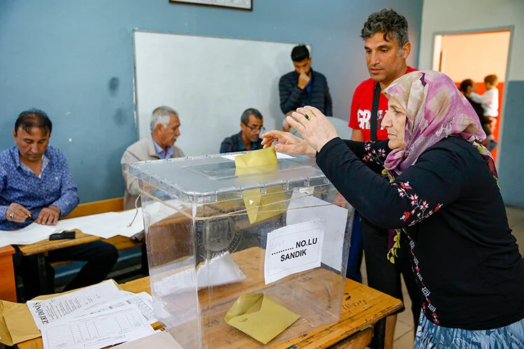 Türkiye’de oy kullanma işlemi devam ediyor…