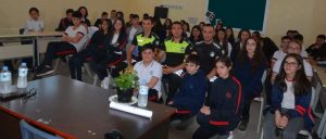 Trafik Haftası kapsamında, sürücülere araç parfümü dağıtıldı ve öğrencilere trafik eğitimleri verildi