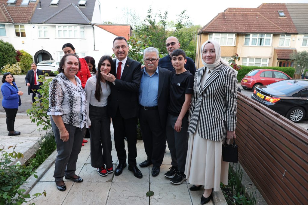 TC Cumhurbaşkanı Yardımcısı Oktay ve eşi Hümeyra Oktay, Londra’da Kıbrıs Türkü aileye misafir oldu