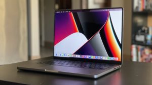 OLED ekranlar MacBook’u kurtaramayacak: Satışlar düşüşte!