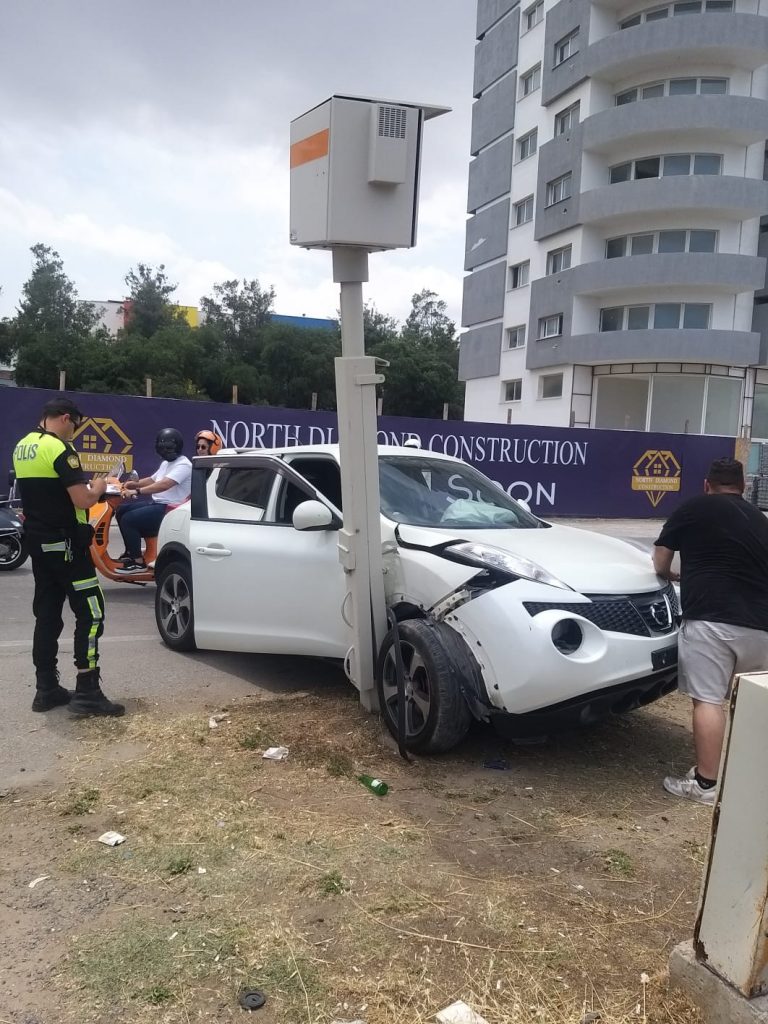 Araç hız tespit kamerasına çarptı