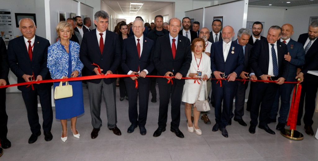 Cumhurbaşkanı Tatar, “Basında ustaların objektifinden Âşık Veysel” Nazender Süzer Gökçe ve Gürsel Gökçe koleksiyon fotoğraf sergisi ve Âşık Kenzi belgeleri sergisinin açılışına katıldı