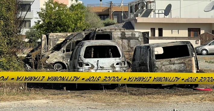 Güney’de 6 van araç kundaklandı