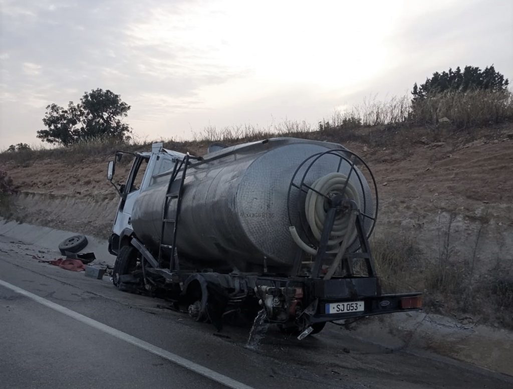 Seyir halindeki su tankerinin tekerleği yerinden çıktı.. 1 yaralı