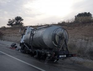 Seyir halindeki su tankerinin tekerleği yerinden çıktı.. 1 yaralı