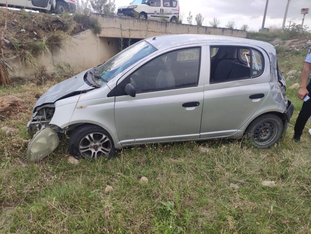 Direksiyon hakimiyetini kaybetti, yaklaşık 3 metre yükseklikten aşağı düştü