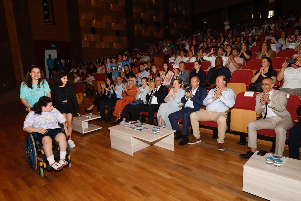 Cumhurbaşkanı  Tatar ve eşi Sibel Tatar Gazimağusa Özel Eğitim ve İş Eğitim Okulu Yıl Sonu Gösterisi’ni izledi