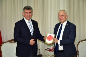 Büyükelçi Feyzioğlu, TÜRKPA’ya gözlemci üyeliği kutlamak amacıyla Cumhuriyet Meclisi Başkanı Töre’yi ziyaret etti