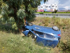 Demirhan’daki kazada aracıyla banketten düşüp ağaca çarpan genç yaralandı