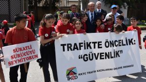 Öğrenciler, trafik güvenliği talebiyle, Cumhurbaşkanlığı ve Meclis’e yürüdü