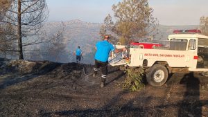 Sivil Savunma ekipleri Yeşilırmak’ta çıkan yangına müdahale ediyor
