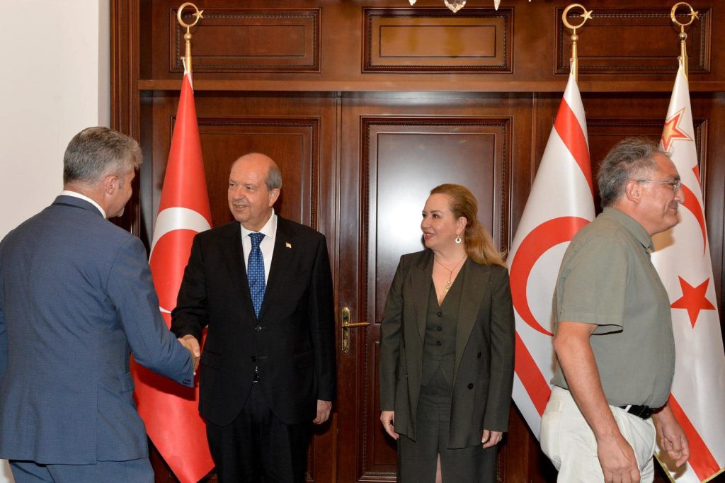 Cumhurbaşkanı Tatar ve eşi Sibel Tatar, personeliyle bayramlaştı
