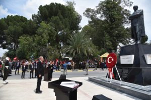 TC Cumhurbaşkanı Erdoğan,Lefkoşa’da Atatürk Anıtı’na  çelenk koydu, Anıt Özel Defteri’ni imzaladı