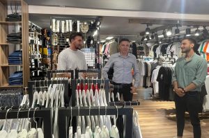 Gönyeli-Alayköy Belediye Başkanı Amcaoğlu, Belediye Bulvarı’ndaki mağazaları gezdi, talepleri dinledi