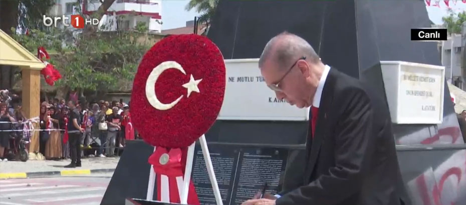 Erdoğan,Lefkoşa’da Atatürk Anıtı’na  çelenk koydu, Anıt Özel Defteri’ni imzaladı