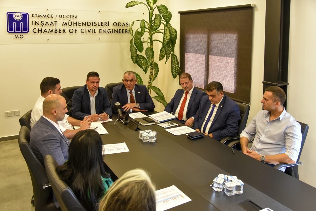 Çavuşoğlu, okulların son durumunu görüşmek üzere İnşaat Mühendisleri Odası’nı ziyaret etti