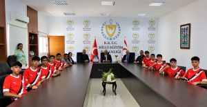 Milli Eğitim Bakanı Çavuşoğlu, Türkiye şampiyonu atletleri kabul etti