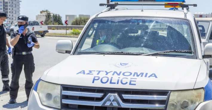 Polis memuruna arabasıyla vurdu