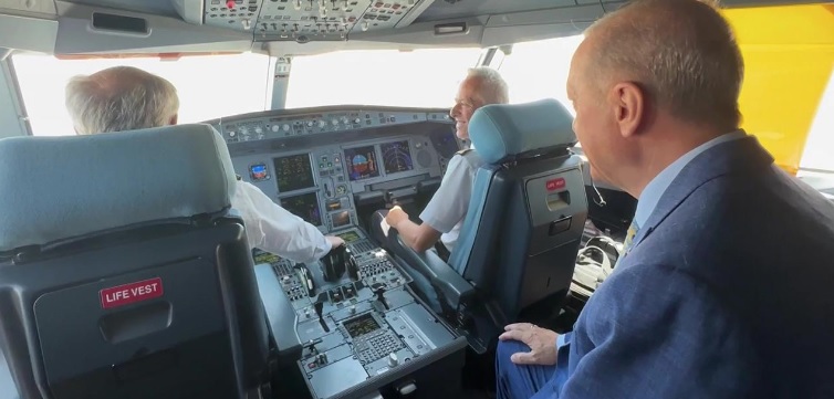 Erdoğan, Ercan Havalimanı’na ilk inişte kokpitteydi