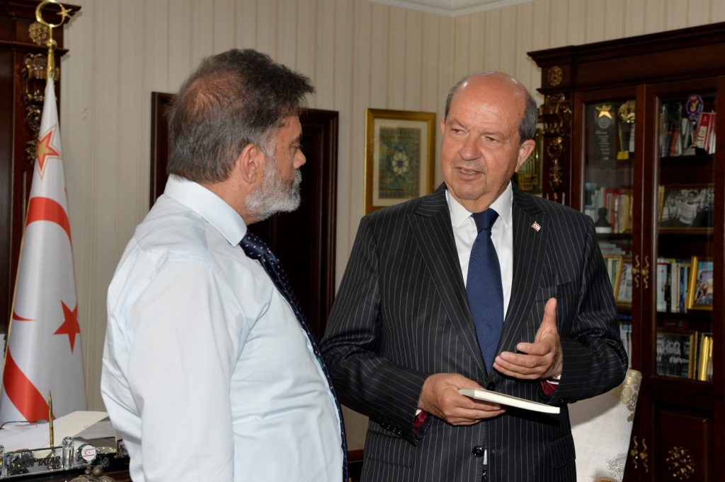 Tatar, “Gönül Pınarımdan Damlayan Hikmetli Sözler” kitabı yazarı Topcan’ı kabul etti