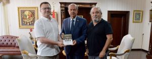 Cumhurbaşkanlığı yayını olarak çıkan “KIBRIS ‘Avrupa’nın Aile Kavgası’”, Cumhurbaşkanı Tatar’a takdim edildi