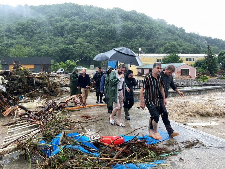 Türkiye’de Karadeniz bölgesinde sağanak yağış hayatı felç etti