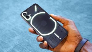 Nothing Phone (1) vs Phone (2): Hangisi daha iyi?