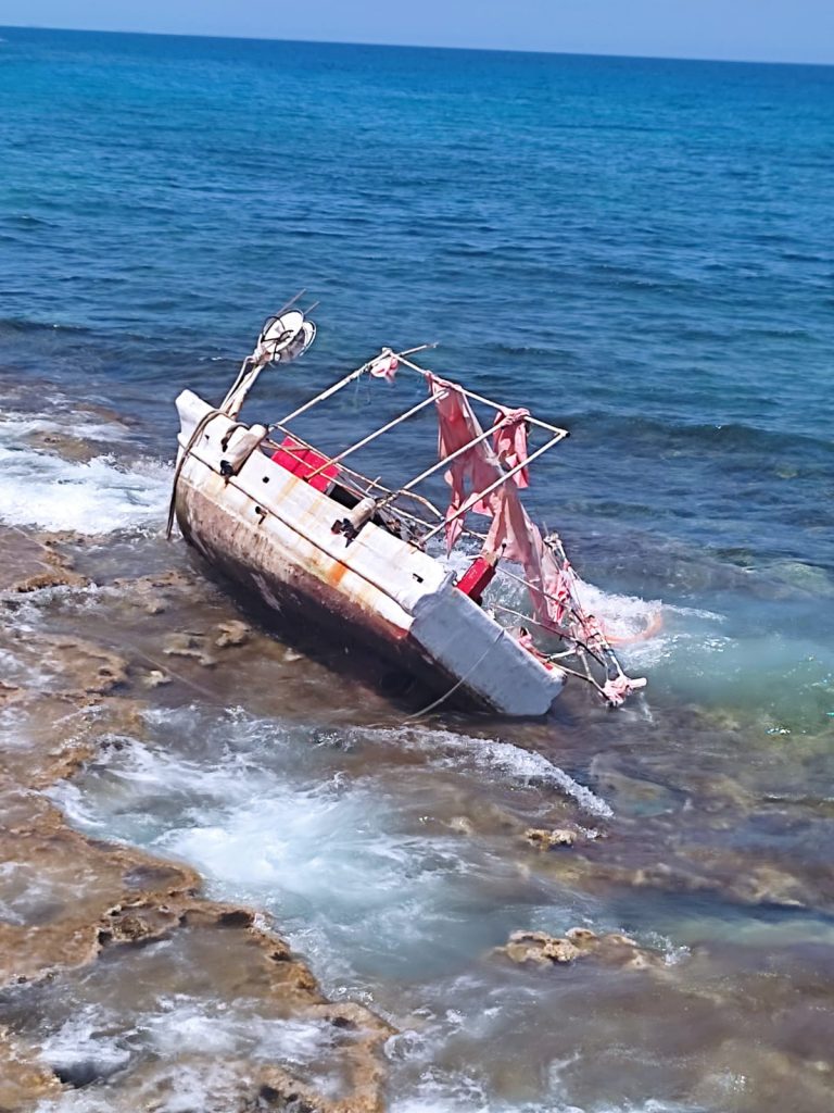 Yeni Erenköy’de, balık avlamak için ağ atıp demirlenen ahşap tekne, çapanın ipinin kopması sonucu sürüklenerek kayalıklara savruldu