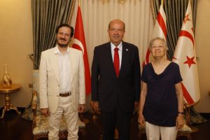 Cumhurbaşkanı Tatar, 2015 yılı Grammy Müzik Ödülleri Finalisti Mehmetali Sanlıkol’u kabul etti