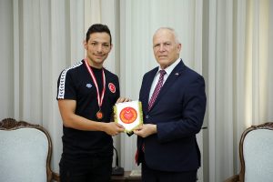 Meclis Başkanı Töre, Milli Yüzücü Ulaç’ı kabul etti