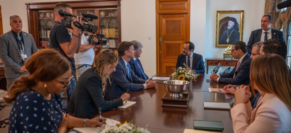 Hristodulidis ,Jenča ile görüştü