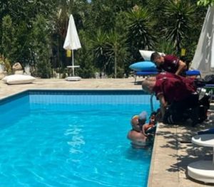 Eli havuzun tahliye borusuna sıkışan çocuk itfaiye tarafından kurtarıldı