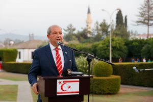Tatar Lefke’deki törende vurguladı: “Şu an onurumuzla yaşıyorsak bunu Barış Harekatı’na borçluyuz”